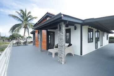 هتل The Good Vibes House