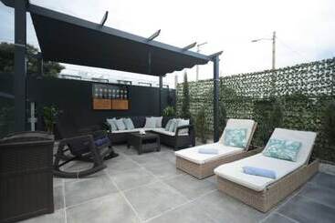 هتل The Good Vibes House