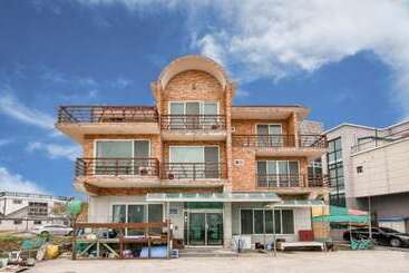 Taean Hakampo Hakampo Pension