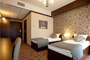 ホテル Restauracja Platan