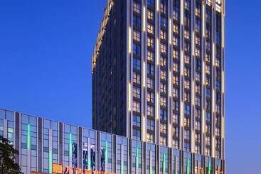 Отель Wanda Realm Neijiang