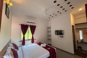 De Capital Hotel With Swimming Pool