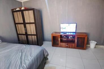 פנסיון Jmd & Fivhilini Guest House