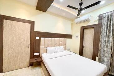 Nandini Palace ! Varanasi ! होटल नंदिनी पैलेस హోటల్ నందిని ప్యాలెస్ ! Fully Air Conditioned Hotel F