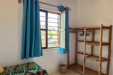 צימר Tropical Yellow Beach Nest