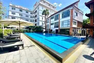 Pensió Behind Shopping Guest House