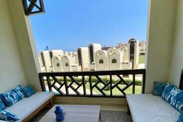 هتل آپارتمان Luxury Beachfront Studio Foreign Nationals Only