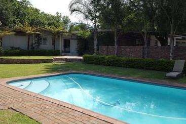 Пансион Hutten Heights Lodge By Ilawu