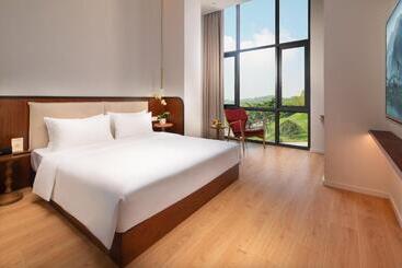 Wuyu Hotel, Smart Park & Happy Valley Jinshansi Metro