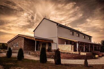 住宿加早餐 Julianna Vendégház étterem, Rendezvényhelyszín és Szállás