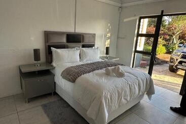 膳宿费 5 On Crossways