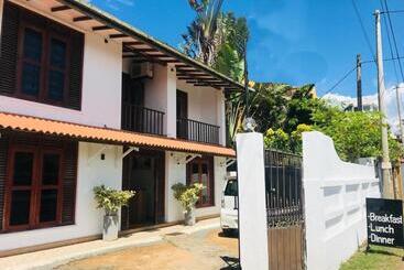 Pensione Tamaro Beach Resort