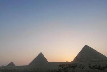 تختخواب و صبحانه Grensha Pyramid And Sphinx View