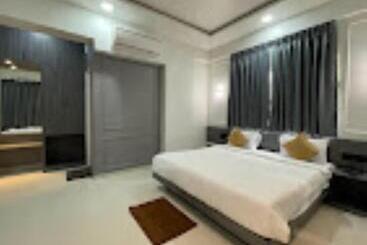 호텔 Oberon Solapur