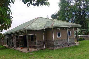 هتل Rwenzori Base Camp Tour Holiday Inn