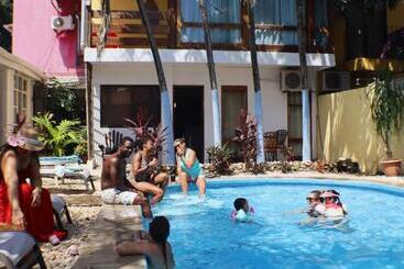 호텔 Coconut Beach House