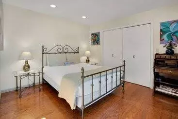 Stunning Coastal Cottage W/ Views Of Monterey Bay!