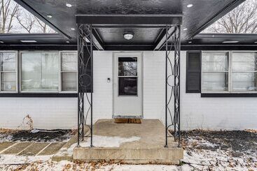 Mökkimajoitus Modern Home ~ 6 Mi To Downtown Indy: Pets Welcome!