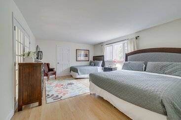 Vakantiehuisje Peaceful Cavendish Retreat W/ Hot Tub & Fireplace!