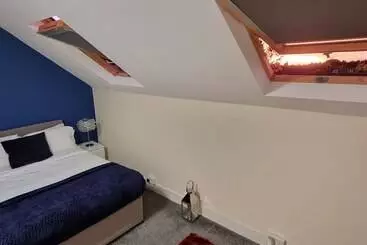 Pensió Large House With Garden In Maidstone