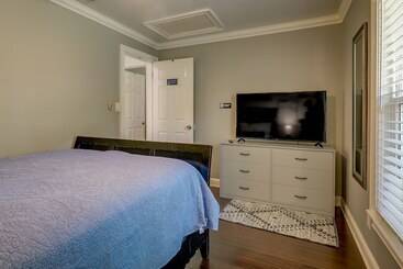 茅舍 Spacious Brandon Oasis W/ Fully Fenced Yard!