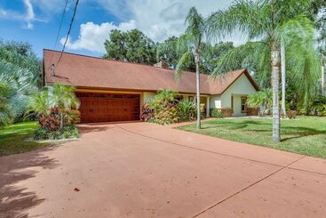 Landhus Spacious Brandon Oasis W/ Fully Fenced Yard!