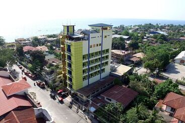 Hotel C & L Bay View Inn