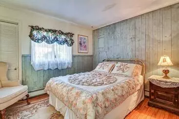 Ellis River Cottage ~ 3 Mi To Attitash Mountain!