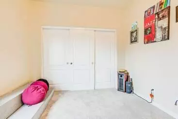 Mökkimajoitus Modern California Escape Near Kayaking & Downtown!