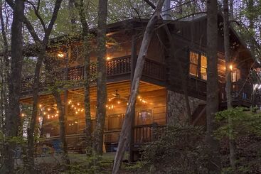 קוטג'' Charming Blue Ridge Cabin W/ Game Room & Hot Tub!