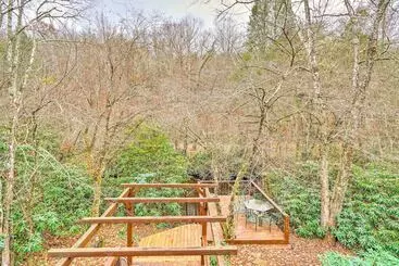 Mökkimajoitus Creek Bend Escape  W/ Hot Tub + River Views!