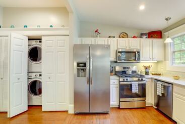 کلبه Delightful Decatur Retreat: Walk To Shops & Dining