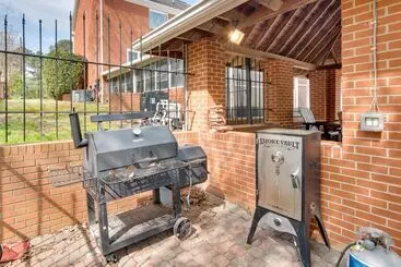 Mökkimajoitus Douglasville Lake Home W/ Private Pool + Gazebo!