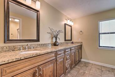 بيت ريفى Douglasville Retreat W/ Deck, Dogs Welcome!