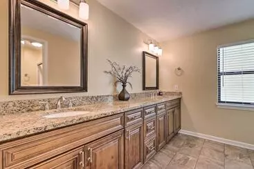 Mökkimajoitus Douglasville Retreat W/ Deck, Dogs Welcome!