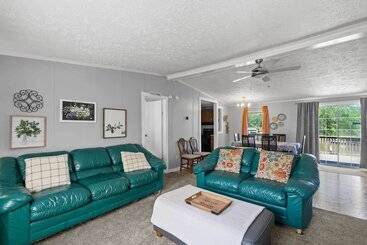 بيت ريفى Eatonton Home W/ Dock & Lake Sinclair Views!