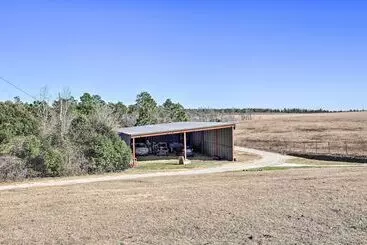 Mökkimajoitus Junction City Home: Large Yard & Deck!