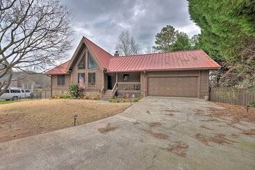 コテージ Lakeside Group Retreat W/ Private Beach & Dock!