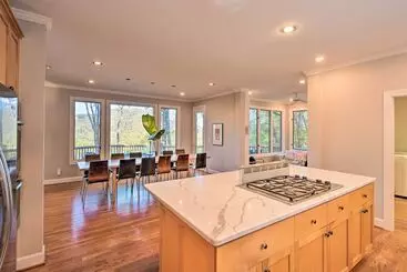 Mökkimajoitus Luxe Big Canoe Resort Home W/ 3 Decks & Mtn Views!