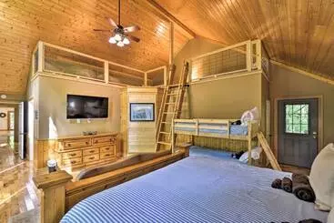 コテージ Peaceful & Secluded Home W/ Private Fire Pit!