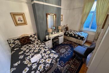 بنسيون Ocean Road Rooms