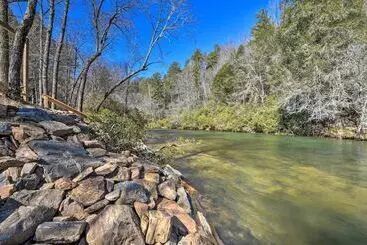 Mökkimajoitus Private Cartecay River Home W/ Hot Tub & Game Room