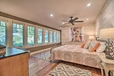 Mökkimajoitus Riverfront Tallulah Falls Cabin W/ Hot Tub!