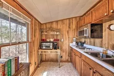 Mökkimajoitus Secluded Ridgetop Hideaway W/ Valley Views!