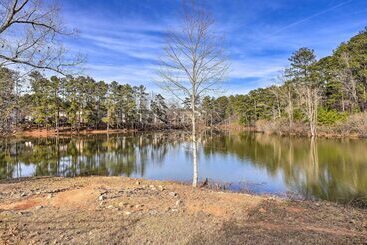 Сельский дом Spacious Atlanta Home W/ Deck & Seasonal Pool!