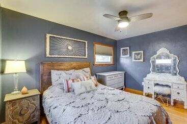 별장 Charming Arnold Home W/ Patio & Chicken Coop!