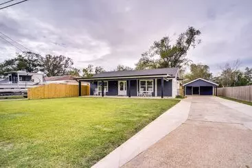 コテージ Lake Charles Home W/ Gas Grill & Fenced In Yard!