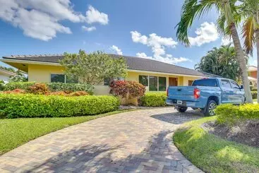 Mökkimajoitus Canal Access & Pool: Lighthouse Point Getaway!