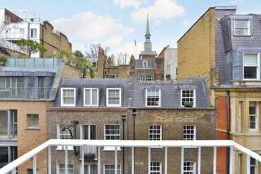 اقامتگاه Charming 3 Bed House In London