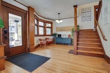 茅舍 Spacious Minneapolis Home   2 Mi To Downtown!
